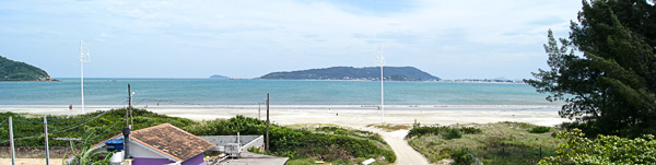 Vista panorâmica da praia obtida do mirante