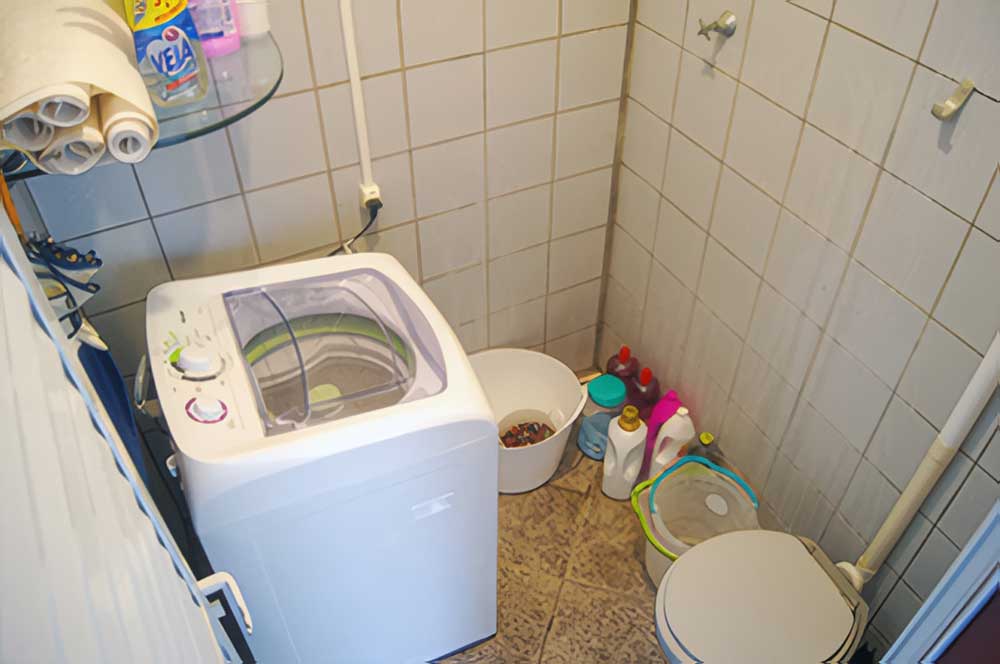 Área de serviço com banheiro