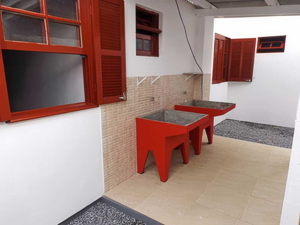 Nos fundos, tanques coletivos