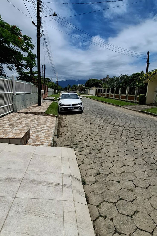 Rua da casa com moradores fixos